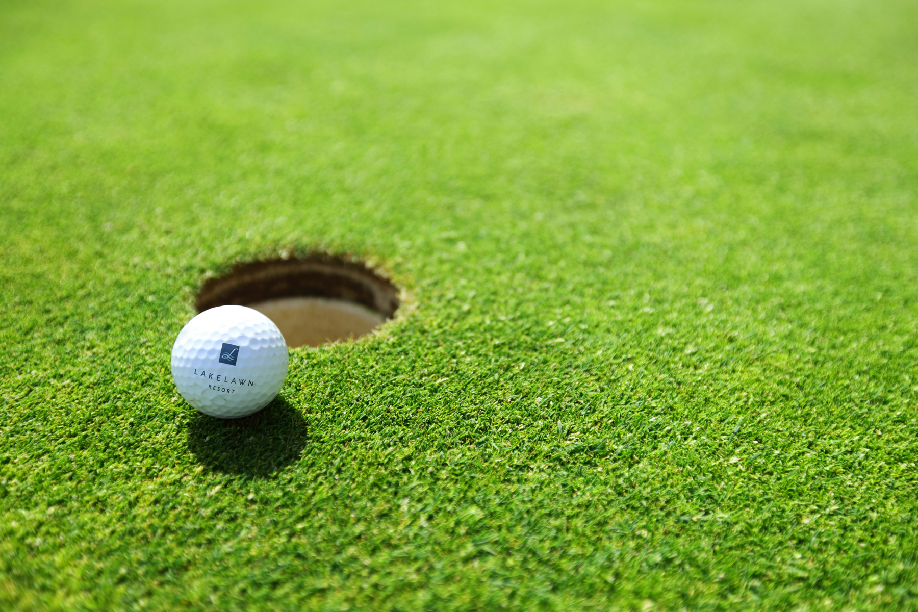 ゴルフ アプローチのコツ！グリーン周りの距離感を身につける練習法
